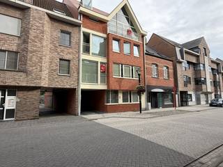 Dit ruime appartement op de tweede verdieping met lift is gelegen in het centrum van Geel. Hierdoor liggen alle faciliteiten die Geel te bieden heeft op fiets- en wandelafstand (horeca, winkels, openbaar vervoer …) Verder biedt deze woonst vlotte aansluiting tot belangrijke invalswegen alsook autosnelweg.<br /><br />Het appartement bestaat uit:<br />- Inkomhal<br />- Woon- en eetkamer<br />- Mooie ingerichte open keuken, voorzien van alle toestellen en comfort<br />- 1 slaapkamer<br />- Badkamer met inloopdouche en tweede toilet<br />- Gastentoilet<br />- Wasplaats – berging<br />- Gezellig en ruim terras met een prachtig uitzicht<br />- 1 Autostaanplaats achter het gebouw<br />- Aparte berging achter het gebouw voor fietsen, containers, e.d<br /><br />Extra: <br />- Zonnepanelen en warmtepomp<br />- Verlichting voorzien<br />- Gordijnen, glasgordijnen en lamellen zijn inbegrepen<br />- Huurprijs: 795 euro/maand + 70 euro/maand gemeenschappelijke kosten + 100 euro/maand forfait bedrag voor verwarming en warm waterverbruik<br />- Het appartement is beschikbaar vanaf 1/12/2026<br /><br />Uitsluitend via onze website www.vastengoed.be kan u een bezichtiging inplannen op de vooropgestelde bezoekmomenten. Voor andere vragen kan u het kantoor bereiken op het nummer 014 72 73 74