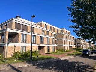 Deze nieuwe residenties zijn ideaal gelegen, op wandelafstand van station Herent en op fietsafstand van centrum Leuven en toch heel rustig. <br /><br />Op het gelijkvloers gelegen waardoor ze een zeer ruim zuid-west geörienteerd terras hebben met groen uitzicht. Indeling: inkomgang met aan een kant nachtgang met apart toilet, 2 slaapkamers die beiden ook uitgeven op terras en badkamer met bad, dubbele lavabo en ruime inloopdouche.<br /><br />Andere kant geeft uit op lichtrijke geparketeerde leefruimte met open geïnstalleerde keuken (vaatwas, frigo, diepvries, microgolf en oven) en berging met aansluiting wasmachine en droogkast. Bij het appartement hoort ook nog een extra kelderberging en een ondergrondse autostaanplaats (+ gemeenschappelijke fietsenstalling). Beschikbaar vanaf 1/09/2026. <br /><br />Huurprijs : 1200 € + 95 € gemeenschappelijke kosten; nutsvoorzieningen zijn individueel.
