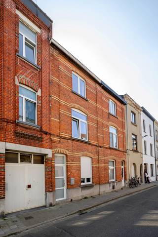 <p>Te koop: instapklare en technisch volledig conforme woning op toplocatie nabij Sint-Pietersstation<br /><br />Ligging<br /><br />Deze woning bevindt zich in de Bommelstraat 12 in Gent, op een absolute toplocatie nabij het Sint-Pietersstation en UZ Gent en op fietsafstand van het historische stadscentrum. Dankzij de nabijheid van winkels, scholen, openbaar vervoer en belangrijke invalswegen geniet u hier van een bijzonder vlotte bereikbaarheid. De combinatie van een rustige woonomgeving en de nabijheid van alle belangrijke voorzieningen maakt dit een uiterst interessante locatie voor zowel eigen bewoning als investering.<br /><br />Indeling<br /><br />Op het gelijkvloers bevindt zich een ruime leefruimte met aansluitend de keuken en badkamer. Vanuit de woning is er toegang tot de aangename koer, een absolute meerwaarde op deze centrale locatie in Gent.<br /><br />De eerste verdieping beschikt over twee volwaardige slaapkamers. Op de tweede verdieping bevindt zich een ruime derde slaapkamer, aangevuld met een extra zolderkamer. Deze ruimte kan nog perfect worden ingericht als bureau, dressing, hobbyruimte of extra bergruimte.<br /><br />De woning biedt hierdoor niet alleen voldoende slaapkamers, maar ook heel wat praktische mogelijkheden voor gezinnen, starters of wie graag een aparte thuiswerkplek heeft.<br />De belangrijkste technische aspecten werden (dak, isolatie, elektriciteit, verwarming) aangepakt, waardoor u hier zonder grote technische zorgen uw nieuwe thuis kunt betrekken.<br /><br />Troeven<br /><br />Absolute topligging nabij Sint-Pietersstation en UZ Gent<br />Op fietsafstand van het centrum van Gent<br />Instapklare en gerenoveerde woning<br />Technisch volledig in orde<br />3 volwaardige slaapkamers<br />Extra zolderkamer met verschillende mogelijkheden<br />Aangename tuin<br />Praktische indeling met veel mogelijkheden<br />Uitstekende bereikbaarheid en alle voorzieningen in de directe omgeving<br /><br />Een instapklare stadswoning waarbij vooral de technische staat een belangrijke troef vormt. U geniet hier van het comfort van een gerenoveerde en technisch volledig conforme woning, zonder de zorgen van een omvangrijke renovatie, en dat op één van de meest gegeerde locaties van Gent.<br /><br />Interesse? Voor meer info en/of bezoek bel Arthur: 0473 90 90 94</p>