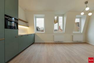 ENKEL BEZOEKEN MOGELIJK DOOR ONDERSTAANDE LINK VOLLEDIG EN CORRECT IN TE VULLEN:<br />mijnhuurprofiel.be<br /><br />Bent u op zoek naar een lichtrijk en stijlvol appartement in het centrum van Antwerpen? <br />Dan is dit volledig gerenoveerde één slaapkamer appartement beslist een bezoek waard.<br /><br />Het appartement is gelegen op de 3de verdieping van een volledig gerenoveerd gebouw, enkel bereikbaar via trap.<br /><br />Het appartement bevindt zich op een uitstekende locatie, op wandelafstand van de Scheldekaaien en de levendige Kloosterstraat, waar tal van gezellige horecazaken, winkels en galerijen het straatbeeld bepalen.<br /><br />Binnen geniet u van een aangename leefruimte met grote raampartijen die zorgen voor een overvloed aan natuurlijk licht. De hoge plafonds creëren een ruimtelijke en elegante sfeer. Vanuit de woonkamer heeft u toegang tot een gezellig balkon, de ideale plek om even tot rust te komen.<br /><br />De moderne keuken is praktisch ingericht en voorzien van alle nodige comfort. Verder beschikt het appartement over een volwaardige slaapkamer en een kwalitatief afgewerkte badkamer. De grondige renovatie garandeert een hedendaags wooncomfort met respect voor het karakter van het gebouw.<br /><br />Gemeenschappelijke kosten: Een provisie van € 50/maand voor de elektriciteit en het onderhoud van de gemeenschappelijke delen (inclusief poets).<br /><br />Met winkels, restaurants, openbaar vervoer en recreatiemogelijkheden op wandelafstand combineert deze woning een bruisende stadsomgeving met een aangename woonkwaliteit.<br /><br />Een verzorgd en instapklaar appartement waar licht, comfort en een centrale ligging perfect samenkomen.<br /><br />Voor meer info of een bezoek ter plaatse, neem contact op met Xander via xander@reds.be.