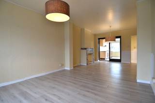 Deze woning bevindt zich op een gegeerde ligging die comfort en bereikbaarheid perfect combineert. Winkels, scholen en andere voorzieningen liggen vlakbij, net als het centrum van Wevelgem en Bissegem.<br />De snelle toegang tot de autosnelweg maakt deze locatie bijzonder aantrekkelijk!<br /><br />Indeling als volgt:<br />Binnenin wordt u verwelkomd in een lichtrijke leefruimte, bestaande uit een gezellige zithoek en een aangename eetplaats. Aansluitend bevindt zich de ingerichte keuken met praktische ontbijthoek, ideaal voor dagelijks gebruik.<br /><br />Op het gelijkvloers is er een badkamer uitgerust met een dubbel lavabomeubel, douchecel, ligbad en een toilet.<br /><br />De eerste verdieping beschikt over 2 ruime (12,6 m² en 19,2 m²) slaapkamers.<br />Op de tweede verdieping bevindt zich een derde, volwaardige slaapkamer, aangevuld met een zolderkamer die perfect kan worden ingericht als bureau, hobbyruimte of extra bergruimte.<br /><br />De tuin, met een gunstige zuidoostelijke oriëntatie, biedt een aangename buitenruimte waar het heerlijk vertoeven is.<br /><br />Parkeren kan vlot op de eigen oprit voor de woning, met bijkomende gratis parkeermogelijkheden in de straat.<br /><br />Verder beschikt de woning over een garage / polyvalentie ruimte van 65 m² op -1 verdieping.<br />Deze is eveneens voorzien van een rechtstreekse doorgang tot de tuin.<br /><br />EXTRA TROEVEN: dubbele beglazing, mooie volumes, <br /><br />Onze ref. DEV4839