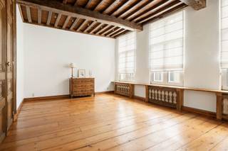 <p>Beautiful duplex occupying the first and second floors of a prestigious building in the heart of the city. The apartment is directly accessible by lift. Its spacious layout, quality materials and stylish staircase immediately catch the eye. Thanks to the large windows, the apartment enjoys abundant natural light.</p>
<p>The first floor comprises a spacious living area, with room for both a cosy sitting area and a full-sized dining room, finished with beautiful authentic flooring. From the living area and kitchen, you have access to the spacious, sunny terrace. The fully equipped kitchen includes an oven, microwave, induction hob and dishwasher.</p>
<p>The second floor features a spacious master bedroom with dressing room and a luxuriously finished bathroom. In addition, there are two full-sized bedrooms and a second, fully equipped bathroom.</p>
<p>Authentic features, such as the ornamental fireplaces and library area, give this property additional character.</p>
<p>A double parking space is included in the rent, as well as a private cellar and access to the communal bicycle storage.</p>
<p>The communal charges amount to €100 per month. In addition, a monthly advance of €350 is charged for water, heating and electricity consumption.</p>