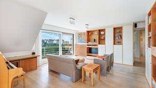 Schitterend gelegen appartement voorzien van 2 mooie slaapkamers en meerdere terrassen in de zon. Prachtige zichten over het Stübbenpark en de omliggende villaresidenties. Op en top Duinbergen. <br />Mogelijkheid tot het aankopen van een GROTE GARAGE en/of 2 AUTOSTAANPLAATSEN in het gebouw. Een ongelooflijke troef op deze locatie, zo dicht bij het strand.<br /><br />De leefruimte en de terrassen zijn volledig georiënteerd naar het zuiden. <br />De zeedijk ligt juist om de hoek. Een ideale mix van zon, zee en strand. <br /><br />Indeling: ruime inkomhal met veel inbouwkasten en een apart toilet. Een grote leefruimte met een mooie parketvloer en toegang tot een eerste zonneterras, een eetplaats met toegang tot het tweede zonneterras, een ingerichte open keuken, twee volwaardige slaapkamers met inbouwkasten en een verzorgde badkamer met douche & toilet.<br /><br />Schitterende terrassen, mooie parketvloer, recente cv-ketel, gunstig energielabel, asbestveilig, …<br />Kortom: zorgeloos genieten aan zee.<br /><br />Altijd al gedroomd van een prachtig appartement in het charmante Duinbergen?<br />Laat deze kans niet aan u voorbijgaan.<br /><br />Bezoeken mogelijk op afspraak met Willem Cauwels - tel. 050/89.27.70.