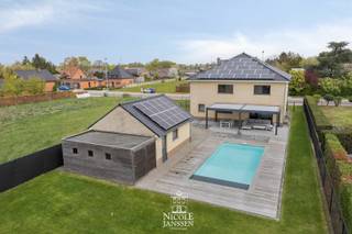 Deze moderne gezinswoning geniet van enorm veel lichtinval en is praktisch en zeer ruim ingedeeld. Het huis is volledig onderkelderd wat nog een bijkomende troef is. Ook de diepe tuin met verwarmd zwembad zal u kunnen bekoren. <br />Bijzonder is dat deze woning voldoet aan de energie doelstelling van 2050 met een enorm gunstig EPC! <br />De rustige maar goed bereikbare ligging, net buiten het centrum van Peer is ideaal voor wie houdt van een groene woonomgeving gecombineerd met een vlotte mobiliteit. Het huis ligt op korte afstand van winkels, scholen, allerlei voorzieningen en sport- en recreatiefaciliteiten zoals sportzone Deuster en Snow Valley. <br /><br />=> Gelijkvloers<br />- Luchtige inkomhal met ruimte voor vestiaire en apart toilet<br />- Mooie leefruimte met steentapijt en zicht op de tuin<br />- Rechtstreekse toegang tot het overdekt terras via schuifraam <br />- Veel lichtinval in de gehele woning<br />- Leefkeuken met granieten werkblad en voorzien van alle denkbaar comfort <br />- Veel kastruimte en vaste tafel<br />- Zij-ingang met toegang tot de praktische wasplaats en badkamer<br />- Volledig betegelde badkamer met verzonken ligbad, douche, en dubbele wastafel in fraai badkamermeubel<br />- Gelijkvloers wonen is mogelijk aangezien er nog twee kamers aan de voorzijde van het huis in te vullen zijn als slaapkamer/hobby/speelkamer<br /><br />=> Verdieping<br />- Lichtrijke overloop met toegang tot de verschillende kamers op de verdieping<br />- Ouderlijke slaapkamer met eigen dressing<br />- Dressing met ingebouwde schuifkasten<br />- Tweede badkamer met betegelde inloopdouche, toilet en wastafel<br />- Twee grote kinderslaapkamers<br />- Eveneens rolluiken aanwezig op de slaapkamers <br />- Grote hobbyruimte/speelkamer of vierde slaapkamer aan de straatzijde<br />- Bergruimte/mogelijkheid tot extra dressing, met toegang tot de zolder via een luik<br /><br />=> Kelder en garage<br />- Dit huis is volledig onderkelderd wat voor enorm veel extra bergruimte zorgt<br />- Ideaal voor hobbyist of kleine zelfstandige om te klussen<br />- De grote vrijstaande garage buiten biedt voldoende plaats voor uw wagen en nog extra spullen of rollend materieel <br /><br />=> Tuin en terras<br />- Verrassend diepe achtertuin<br />- Volledig omheind terrein voorzien van een automatische beregeningsinstallatie<br />- Mooi verwarmd zwembad van 2020 (zoutwatersysteem) met een elektrisch polycarbonaat anti alg solar lamellendek en LED verlichting<br />- Grote vrijstaande garage voor twee auto's met automatische poort, vliering en smeerput<br />- Ruim overdekt terras in aluminium<br />- Heel tof terrassysteem met opendraaiende lamellen, heaters en screens <br /><br />=> Indeling<br />- Gelijkvloers: inkomhal, gastentoilet, woonkamer, keuken, zij-ingang, wasplaats, badkamer, twee slaapkamers/hobby/speelkamer<br />- Verdieping: overloop, ouderlijke slaapkamer met dressing, twee kinder slaapkamers, badkamer, grote hobbyruimte/speelkamer/vierde slaapkamer, berging/kantoortje met toegang tot de zolder<br />- Zolder: te bereiken via vlizotrap<br />- Volledig onderkelderd<br />- Vrijstaande garage met vliering en smeerput