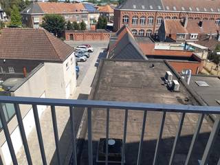 In deze goed gelegen residentie in de onmiddellijke nabijheid van de Markt situeert zich, op de derde verdieping, dit gezellig 1-slp-appartement met een goed E-label (B). <br /><br />Volgende indeling is aanwezig : inkomhall, gastentoilet, leefruimte met eigentijdse open keuken (geen vaat; wel wasmachine en frigo alsook micro-golf), ruime slaapkamer met aansluitend een badkamer (met douche).<br /><br />Bijzondere troef is het buitenterrasje en de praktische kelderberging. <br /><br />Vaste kosten : 40 euro / maand.