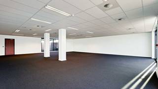 <p><strong><span>ALGEMEEN</span></strong></p>
<p>In The Lofthouse South in Wilrijk wordt een moderne en instapklare kantoorruimte van 283 m² aangeboden op de eerste verdieping.<br />De unit is onmiddellijk beschikbaar en biedt een ideale oplossing voor bedrijven die op zoek zijn naar een kwalitatieve en representatieve werkplek.</p>
<p>De ruimte is gelegen op een strategische locatie langs de A12, vlakbij de E17 en E19, in het populaire Wilrijk. Deze ligging zorgt voor een uitstekende bereikbaarheid en zichtbaarheid.</p>
<p>De unit beschikt over een hoogwaardige technische uitrusting, met aandacht voor functionaliteit en comfort. De moderne afwerking maakt de ruimte geschikt voor uiteenlopende professionele toepassingen.</p>
<p>Extra troef: Ondergrondse parkeerplaatsen zijn beschikbaar voor verhuur.<br /><br /></p>
<p><strong><span>HUURVOORWAARDEN </span></strong></p>
<p>Huurprijs: € 32.545/jaar (€115/m²/jaar)</p>
<p>Provisie gem kosten: € 5.660/jaar (€20/m²/jaar)</p>
<p>Provisie O.V: € 3.396/jaar (€12/m²/jaar)</p>
<p>Parkeerplaats: €1.200/pp/jaar (excl.btw)</p>
<p></p>