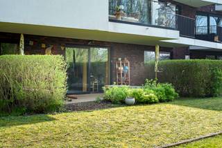 TREVI GENT – Situation UNIQUE pour cet appartement moderne d'une chambre au rez-de-chaussée, prêt à emménager. Il dispose d'une TERRASSE et...