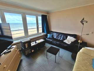 Bel appartement de 3 chambres à coucher sur la digue de Middelkerke avec une vue magnifique sur la mer. Cuisine ouverte rénovée avec tout le confort moderne, beaucoup d'espace de rangement. Salle de bain moderne avec douche et double lavabo. Toilettes séparées. 3 chambres dont 2 très spacieuses et 1 petite chambre. Grand débarras et cave privative inclus dans le prix !