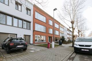 <p><strong>Modern wonen met comfort en bereikbaarheid. </strong><span>Dit appartement ligt op de gelijkvloers van een kleinschalige residentie, vlak bij alle belangrijke invalswegen, winkels en openbaar vervoer. Je geniet van een lichtrijke leefruimte en een gezellige sfeer.</span></p><p><br /></p><p><strong>Het appartement bestaat uit </strong>een lichtrijke open leefruimte – een volledig uitgeruste keuken – een slaapkamer aan de tuinkant – een badkamer met inloopdouche en aansluiting voor de wasmachine - een tuin met tuinberging - een kelder</p><p><br /></p><p><strong>Troeven:</strong> gerenoveerd en hip - gezellige tuin - slaapkamer gelegen aan de tuin - gunstige EPC</p>