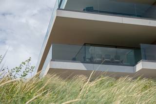 Dans le prestigieux projet De Blanke Top - The Residence à Cadzand-Bad, se trouve cet appartement d'angle exceptionnel avec vue sur la mer et sur les polders, avec une terrasse spacieuse tout autour.<br /><br />L'appartement est situé au premier étage de la tour Zeeland et fait partie d'un ensemble architectural parfaitement intégré dans le paysage des dunes.<br /><br />Disposition :<br />Par le hall d'entrée élégant et l'ascenseur avec un code d'accès individuel, vous atteignez l'appartement. L'espace de vie respire le luxe, la lumière et l'ouverture, avec de grandes baies vitrées Sky-Frame qui relient l'intérieur et l'extérieur de façon transparente.<br /><br />Le salon spacieux, la salle à manger et la cuisine sur mesure forment un ensemble harmonieux. La cuisine est équipée d'appareils Gaggenau de haute qualité et d'un grand îlot de cuisson, chaque fois avec une vue magnifique sur la mer et les environs.<br /><br />L'appartement dispose de trois chambres spacieuses, chacune avec des placards sur mesure et une ambiance d'hôtel raffinée. La chambre principale est située du côté de la mer et dispose d'une salle de bains de luxe. Les autres chambres sont également spacieuses et élégamment finies.<br /><br />Terrasse :<br />La terrasse spacieuse entoure l'appartement et est accessible depuis le salon, la cuisine et les chambres. De là, vous pourrez profiter de la vue sur la mer et d'une vue panoramique sur Cadzand-Bad.<br /><br />Détails :<br />- Vue sur la mer et vue panoramique sur Cadzand-Bad<br />- Terrasse spacieuse tout autour de l'appartement<br />- Cuisine sur mesure de luxe avec appareils Gaggenau<br />- Grandes baies vitrées Sky-Frame<br />- Finition de haute qualité avec des accents de Vincent Van Duysen<br />- Comprend un débarras, une place de parking et des garages fermés<br />- Prix demandé hors TVA de 21 %, à charge de l'acheteur