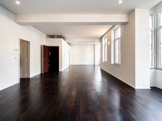 In de onmiddellijke omgeving van het Zavelplein, in een gebouw uit 1895, volledig gerenoveerd appartement met een bruto oppervlakte volgens EPC van ± 115 m² met twee slaapkamers.<br /><br />Gelegen op de tweede verdieping van een gebouw in Vlaamse neorenaissancestijl, komt het appartement uit op een inkomhal met vestiaire en gastentoilet en leidt naar de woon-/eetkamerruimte met een oppervlakte van ± 55 m² met twee loggia’s en hoge plafonds en een aparte volledig ingerichte keuken met roestvrijstalen werkblad. Het slaapgedeelte bestaat uit een nachthal met geïntegreerde kleedkamer die leidt naar twee slaapkamers van ± 10 m² en 14 m² die een complete badkamer in Cascaïs-steen delen met ligbad, douche en toilet.<br /><br />Andere: lift, parketvloer en blauwe steen uit Henegouwen in de keuken, waterontharder, individuele verwarming, wasmachine, gepantserde deur, kelder, gemeenschappelijke kosten: 230 EUR. EPC: D-<br /><br />De Zavelwijk is een charmante en typisch Brusselse wijk. Met zijn bekende merken staat het bekend om zijn prachtige gebouwen, zijn talrijke winkels, antiquairs, kunstgalerijen, restaurants en transportfaciliteiten.<br /><br />Voor meer informatie kunt u contact opnemen met Laurence Ballaux op +32 (0) 2 640 08 01.