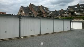 Box de garage avec portail basculant en métal (box n° 31) situé à l'angle de l'Antwerpse Steenweg et de la Breedstraat. Disponible à partir du...