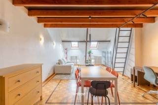 Deze ruime studio in Gent biedt een ideale woonomgeving voor zowel singles als koppels. Met één slaapkamer en een badkamer is het een compact, maar functioneel verblijf dat perfect inspeelt op het comfort dat u zoekt.<br /><br />De bewoonbare oppervlakte van 58 m² zorgt voor voldoende ruimte om uw leefruimte naar eigen wens in te richten. Door de slimme indeling geniet u van een aangename leefomgeving met veel natuurlijke lichtinval. Volledig ingerichte keuken met vaatwas, kookplaat, koelkast en oven.<br /><br />Gelegen in de levendige stad Gent, combineert dit appartement rust met de nabijheid van tal van voorzieningen, winkels en cultuur. Het is de perfecte uitvalsbasis om te genieten van alles wat deze dynamische stad te bieden heeft.<br /><br />Bezoekmoment aanstaande dinsdag 15 september tussen 18h30 en 20h na afspraak via mail of bericht.<br /><br />Update: bezoekdag volzet, geen mogelijkheid om nog te bezichtigen.