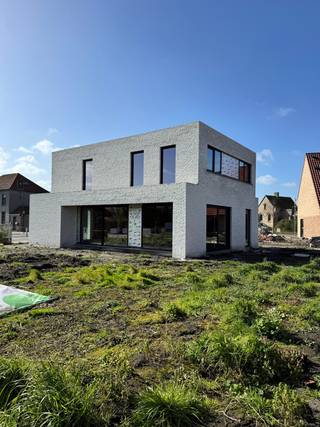 Deze nieuwbouwwoning is gelegen te Zande en bestaat uit: <br /><br />Gelijkvloers: inkomhal - gastentoilet - lichtrijke living met open ingerichte keuken - berging - bureau.<br /><br />Op 1ste verdieping: nachthal - afzonderlijk toilet - 3 slaapkamers - badkamer.<br /><br />troeven van deze woning: <br /><br />- rustige en centrale ligging, dichtbij Gistel en de kust<br />- energiezuinig<br />- kwalitatief en duurzaam afgewerkt<br />- 6% BTW mogelijk !<br /><br />EPC: Woning in aanbouw<br /><br />Prijs 530 000 € (exclusief registratierechten op de bouwgrond, exclusief BTW op de constructie, exclusief aansluitingskosten. Exclusief kosten landmeter, architect, .... ).