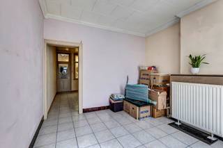<p>Op wandelafstand van het centrum van Ninove bevindt zich deze<strong> te renoveren woning, rustig gelegen in een doodlopende straat. </strong>Winkels, scholen en openbaar vervoer bevinden zich op een steenworp afstand, wat zorgt voor een uitstekende ligging. De woning werd <strong>steeds goed onderhouden</strong> en biedt,<strong> mits de nodige renovatiewerken, de mogelijkheid om er een gezellige en eigentijdse starterswoning van te maken.</strong> Het gelijkvloers omvat een voorplaats, een salon, een keuken, een overloop, een badkamer, een toilet en een praktische berging. Op de verdieping bevinden zich<strong> twee slaapkamers</strong>. Daarnaast is er <strong>een zolder</strong> aanwezig die perfect kan dienen als extra bergruimte. Buiten geniet men van <strong>een aangename tuin met tuinberging, </strong>waar men in alle rust kan ontspannen. Een interessante opportuniteit voor handige renovatoren, investeerders of starters die op zoek zijn naar een betaalbare woning op een centrale en rustige ligging. <strong>EPC D (geen renovatieplicht)</strong> - Cv op aardgas - <strong>Vernieuwde brander</strong> - Buitenschrijnwerk in pvc dubbel glas. (Maatregelenregister en stedenbouw in aanvraag)</p>