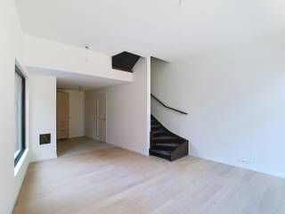<p>This new build home with 4 bedrooms in Leuven, located inside the ring road, offers contemporary living in a highly desirable location. Designed with comfort, natural light and functionality in mind, it is an excellent choice for families looking for a modern home close to everything Leuven has to offer.</p><p>Upon entering, you are welcomed by an entrance hall with a guest toilet. The hallway leads to a spacious living area where large windows flood the interior with natural light. The open-plan kitchen blends seamlessly with the living space, creating a bright and inviting environment for cooking, dining and relaxing.</p><p>The upper floors feature four generously sized bedrooms that can easily be adapted as children's rooms, guest rooms, a home office or hobby space. Two bathrooms provide additional comfort and convenience for everyday family life.</p><p>The outdoor areas are equally appealing. The private garden offers a pleasant setting for relaxing or spending time outdoors, while the sunny terrace on the top floor creates an additional space to enjoy the sun in complete privacy.</p><p>Located inside the Leuven ring road, the property benefits from excellent accessibility. Shops, schools, restaurants, public transport and the vibrant city centre are all within easy reach, making this home an ideal combination of comfort and convenience.</p><p>If you are looking for a modern new build home with four bedrooms, two bathrooms, a garden and a sunny terrace in Leuven, this property is well worth discovering. Contact us for further information or to schedule a viewing via www.living-stone.be of charlotte.geyskens@living-stone.be!</p>