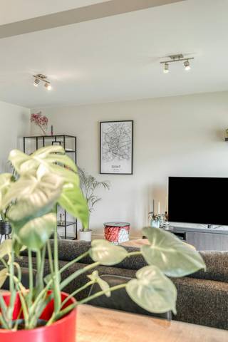 In de Heerweg-Zuid te Gent (Zwijnaarde) bevindt zich dit instapklaar 2-slaapkamerappartement uit 2011. Met maar liefst 92,7 m² bruto-oppervlakte (of 86 m² netto) en een buitenruimte van meer dan 50 m² biedt dit pand u heel wat ruimte. De keuken en badkamer werden voorzien van alle modern comfort. De keuken beschikt over diverse inbouwtoestellen (kookvuur, oven en vaatwas), waardoor het een heerlijke plek is om te koken voor vrienden en familie. De badkamer is ideaal door de aanwezigheid van zowel een ligbad als een regendouche en het dubbele lavabomeubel zorgt voor een absoluut gemak. De leefruimte en slaapkamers genieten van kamerhoge raampartijen die zorgen voor veel lichtinval in het hele appartement. Van dit daglicht kan je tot slot uitgebreid genieten op het riante terras/stadstuin. Tot slot beschikt het appartement over een ondergrondse autostaanplaats en een gemeenschappelijke fietsenstalling.Dit appartement is ideaal voor eigen bewoning en dit zowel voor jong als oud. Door de grote buitenruimte is dit pand ook ideaal voor dierenliefhebbers. Tot slot leent dit pand zich perfect als investering. Indeling: Inkomhal met gastentoilet, leefruimte met keuken en aansluitende berging, 2 slaapkamers met toegang tot de buitenruimte, badkamer met ligbad en douche. Ondergrondse autostaanplaatsTroeven: - Instapklaar;- Veel lichtinval- Badkamer met bad en douche;- Goede verbinding met Gent centrum en diverse invalswegen;- Nabijheid van winkels, scholen, openbaar vervoer, ... . Bestuursmaatregelen in het maatregelenregister: nee