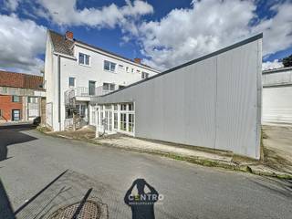 Handelsgelijkvloers met mogelijkheid tot aankopen van een aanpalende garagebox!<br /><br /><strong>INDELING:</strong><br /><em><u><strong>Gelijkvloers: Winkel (Circa 348m2) </strong></u></em><br />Ruim handelsgelijkvloers (Momenteel Ingericht als bruidswinkel en ceremoniekleding) - mogelijkheid tot aankopen van een aanpalende RUIME garagebox!<br /><br /><u><strong>Opmerkingen:</strong></u><br />- Afzonderlijke elektriciteit-, water- en aardgasmeters.<br />- Geen syndickosten!<br /><br />Aarzel zeker niet om ons te contacteren voor verdere info op 051/817.817 - info@centro.be.