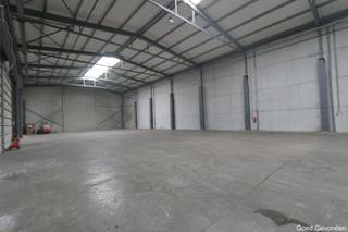 <p><strong>Bedrijfshal / magazijnruimte</strong><br />Dit polyvalent bedrijfsgebouw is gelegen op het industrieterrein Schurhovenveld, Groenstraat te Sint-Truiden.<br />Toegang langs Groenstraat maar ook via de Nijverheidslaan via verharde oprit met parking.<br />De ligging van het gebouw zorgt voor een uiterst <span><strong>vlotte verbinding</strong></span> naar de N3 (Tienen-Luik), N79 (Tongeren) en N80 (Hasselt, E313, E40)<br /><br />- Vrije hoogte van 10 à 11 meter<br />- Een kaai en aan weerszijden een inrijpoort<br />- Bureel van ongeveer 35M²<br />- Sectionale poorten van 4,5 meter hoogte<br />- Lichtstraat in het dak<br /><br /><span><strong>Onmiddellijk beschikbaar!</strong></span><br /><br /><strong>Voor meer info en een bezoek ter plaatse neem contact op met ons kantoor 012 744 844</strong></p>