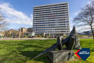 Welkom in Residentie Melinda, waar comfort, moderniteit en locatie samenkomen! Dit gerenoveerde appartement met 2 slaapkamers is gelegen op de achtste verdieping en biedt een ideale woonomgeving voor wie op zoek is naar een stijlvolle, gezellige woonst vlakbij het bruisende centrum van Oostende. Betreed een oase van ruimte en licht in dit eigentijdse appartement. De open indeling zorgt voor een vloeiende overgang tussen de woonkamer, eethoek en keuken, waardoor een uitnodigende sfeer ontstaat voor ontspanning en entertainment. De 2 slaapkamers geven uit op een terras waarvan u geniet van een prachtig uitzicht op de omgeving, perfect voor ochtendkoffie bij zonsopgang. Er kan een parkeerplaats gekocht worden nabij het gebouw in Parking Hazegras. Mis deze kans niet om te wonen in een van de meest gewilde gebieden van Oostende. Neem vandaag nog contact met ons op voor meer informatie of om een bezichtiging te regelen. Welkom thuis in Residentie Melinda!