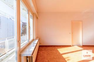 Dit <strong>charmant en lichtrijk appartement</strong> met twee slaapkamers is gelegen in een rustige, groene woonomgeving op korte afstand van zowel het centrum van Sint-Denijs-Westrem als dat van het centrum van Gent. <br /><br />Via de inkomhal kom je in de ruime en lichtrijke leefruimte met een<strong> stijlvolle parketvloer</strong>. Vanuit de woonkamer is er toegang tot het aangenaam en zonnig terras. Daarnaast is er de keuken die bij een renovatie geïntegreerd kan worden in de leefruimte door bijvoorbeeld de tussenmuur weg te halen. Verder zijn er <strong>twee volwaardige slaapkamers</strong>, een gastentoilet, een vestiairekast en een ruime badkamer. In de kelderverdieping is er een private kelderberging. <br /><br />Het appartement is <strong>goed onderhouden</strong> maar kan mits een grondige opfrissing of renovatie opnieuw een pareltje worden die voldoet aan de hedendaagse normen en comfort. Ook een pluspunt naar investering toe: het appartement beschikt over een <strong>conformiteitsattest</strong> voor verhuur. <br /><br />De private afgesloten garagebox dient aangekocht te worden voor €25.000. <br /><br />Interesse in dit goedgelegen, sfeervol en lichtrijk appartement? <strong>Contacteer Gijs</strong> voor een bezoek ter plaatse via <strong>gijs@convas.be</strong> of <strong>0492 84 48 24</strong> (telefonisch of via Whatsapp). 
