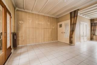 TE RENOVEREN GEZINSWONING MET VEEL POTENTIEEL EN GROTE GARAGE!Deze te renoveren woning biedt tal van mogelijkheden voor wie op zoek is naar ruimte en...