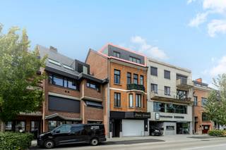 <p>In het hart van Dilbeek, op een toplocatie met zicht op de kerk, bevindt zich deze kantoorruimte gelegen op de <strong>derde verdieping</strong> van een <strong>kleinschalige residentie</strong>. Hoewel het pand <strong>stedenbouwkundig geregistreerd staat als kantoor</strong>, wordt het reeds <strong>geruime tijd verhuurd en gebruikt als appartement</strong>, wat het interessant maakt voor investeerders of zelfstandigen met oog voor flexibiliteit.</p>
<p>De ruimte heeft een <strong>lichte en ruime woonkamer</strong> (33,75m²)met grote ramen die zorgen voor aangename natuurlijke lichtinval. Aansluitend bevindt zich een <strong>open, volledig geïnstalleerde keuken</strong>, ideaal geïntegreerd in de leefruimte. De <strong>badkamer is uitgerust met een douche</strong> en verder is er een <strong>ruime slaapkamer </strong>(16,53m²) met directe toegang tot een <strong>groot zonneterras</strong>, waar het heerlijk vertoeven is.</p>
<p>De ligging in het centrum, vlak bij winkels, openbaar vervoer en andere voorzieningen, maakt dit pand uitermate geschikt als kantoor voor vrije beroepen, praktijkruimte of als investering met potentieel.</p>
<p><strong>Belangrijk:</strong> het pand is <strong>stedenbouwkundig bestemd als kantoorruimte</strong> en niet als appartement. Huidige indeling en gebruik als woonruimte zijn dus niet in overeenstemming met de stedenbouwkundige bestemming.</p>
<p><strong>Interesse? Contacteer ons voor meer informatie of een bezoek ter plaatse.<br /><br /></strong>EPC : E</p>