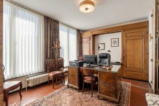 Deze mooi onderhouden villa is gelegen op het einde van een doodlopende straat in de residentiële omgeving van Bokrijk. De zeer rustige omgeving is vlot bereikbaar via de Hasseltweg/Genkersteenweg. Zowel openbaar vervoer (station Bokrijk) als winkels als scholen als ontspanning bevinden zich op een steenworp. <br />Deze villa uit eind jaren '60 is door de huidige eigenaar (zeer) goed onderhouden. De ruime inkomhal met vestiaire en gastentoilet geeft toegang tot een apart bureel en de leefruimte. De ruime bureau is voorzien van ingebouwde kasten en een 4-dubbele vouwdeur naar de leefruimte. Deze beschikt over 2 gezellige zithoeken (waarvan 1 met openhaard) en een eetplaats. De keuken werd zeer recent volledig gerenoveerd en voorzien van alle comfort. Op de eerste verdieping zijn er 2 zeer ruime slaapkamers (waarvan 1 voorzien van lavabomeubel), een kinderkamer en een badkamer. De zolderverdieping bestaat uit een bureau/speel-slaapkamer en een zolderruimte. De woning is deels voorzien van kruipkelder deels kelder/garage en wasplaats. De tuin (+/- 20a) is ecologisch aangelegd met oog op veel privacy. Het terras is voorzien van een zonneluifel. <br /><br />Interesse? 011/873307 of info@puur-groep.be