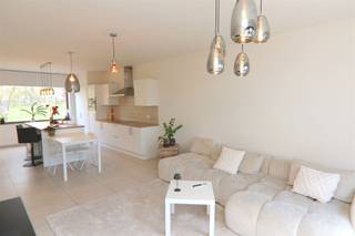 RUSTIG GELEGEN WONING MET 4 SLKS NABIJ HET STADSCENRUM Project Bloesemhof werd gerealiseerd in 2019 en is de thuisbasis van deze hedendaagse...