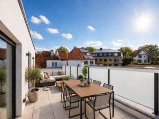 <strong>Residentie Cléo, Koksijde-Bad – Prachtig, volledig gerenoveerd appartement met royale (43m²) terrassen in hartje Koksijde. </strong><br /><br />Op zoek naar een volledig gerenoveerd appartement op wandelafstand van alles wat Koksijde-Bad te bieden heeft? Dit prachtige appartement op de 1ste verdieping (met lift) combineert modern comfort met een uitstekende energieprestatie (E-peil 30).<br /><br />Bij het betreden van het appartement komt u terecht in de inkomhal die leidt naar een aangename, lichtrijke woonruimte. Aansluitend bevindt zich de open keuken, volledig uitgerust met kwalitatieve toestellen en met toegang tot het Westgericht balkon. Vanuit de leefruimte bereikt u het PRACHTIG Zuidgericht terras van 37 m², waar u in alle rust kunt genieten. Verder omvat het appartement twee volwaardige slaapkamers, een badkamer ingericht met een ligbad, inloopdouche en lavabo in meubel. Daarnaast is er een afzonderlijk toilet met lavabo en een praktische berging met aansluitingen voor wasmachine en droogkast. Op het gelijkvloers beschikt u bovendien over een ruime privatieve berging, die inbegrepen is in de verkoopprijs.<br /><br />De volledige residentie en dit pand ondergingen een grondige, kwalitatieve renovatie: nieuwe condensatieketel op aardgas, videofoon, nieuwe beglazing en schrijnwerk, gevel-, vloer- en dakisolatie, vernieuwde elektriciteit en leidingen, zonnepanelen en een nieuwe lift. <br /><br />Wilt u deze bezichtigen? Neem snel contact op, panden zoals dit blijven niet lang beschikbaar!