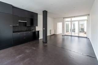 Dit vergund opbrengsteigendom met karaktervolle gevel werd in 2010 volledig vernieuwd, en bestaat uit 4 units en een ruime garage op het gelijkvloers. <br /><br />Locatie:<br />Het pand is gelegen in de Sanderusstraat, aan de kant van de Lange Lozanastraat. <br />De Harmoniewijk staat voor een rustige residentiële buurt, waar alles op wandel- of fietsafstand terug te vinden is. Gelegen om de hoek van tal van parken zoals het Koning Albertpark, het Stadspark etc.<br /><br />Indeling:<br />Glv: ruime garage, fietsenstalling en bergingen<br />1v: 1 slk appartement van 65m² , met leuk terras. EPC score 346 kWh/m², verhuurd aan 800 euro.<br />2v: studio van 42m², met open slaapruimte, EPC score 180 kWh/m², verhuurd aan 536 euro <br />3v: studio van 42m², met open slaapruimte, EPC score 163 kWh/m², verhuurd aan 650 euro<br />4v: studio van 42m², met open slaapruimte, EPC score 279 kWh/m², verhuurd aan 550 euro<br />Totale maandelijkse huur opbrengst van 2.536 €, met nog veel potentieel op. <br /><br />Bijzonderheden:<br />Zeer interessant opbrengsteigendom met stabiele huurders en een heel goede locatie. <br />Basisakte en kadastrale opdeling aanwezig.<br />Alle units hebben aparte meters voor gas en elektriciteit. <br />Cv op gas met combi-ketels, ramen met dubbele beglazing.<br />Dak geïsoleerd. In 2024 werd de volledige achtergevel geïsoleerd en opnieuw bezet. <br />Ook de dakgoten en regenpijpen werden vervangen. <br /><br />Verplichte vermeldingen:<br />- Stedenbouw in aanvraag.<br />- P &amp; G-score: D.