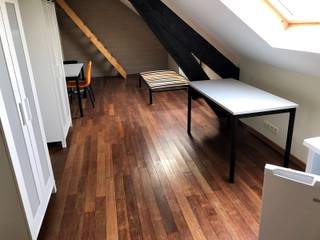 Deze gezellige studentenwoning met 13 kamers bevindt zich op een absolute toplocatie in het centrum van Leuven.<br />De kamers beschikken over een bed zonder matras, bureau, kleerkast, koelkast en beschikken over een privatieve badkamer met lavabo, douche en toilet. Verder is er een gemeenschappelijke keuken, een leefruimte en een gezellige buitenruimte aanwezig. De fietsen kunnen achter het gebouw gestald worden. <br />De studentenkamers zijn beschikbaar voor academiejaar 2026-2027.<br /><br />Kamer 303: basishuurprijs 715 EUR / maand + kosten (eigen sanitair)<br />De maandelijkse (vaste) kostendekking bedraagt €115 en omvat alle kosten, met uitzondering van de studentenbelasting van €190 per jaar. Deze wordt apart aangerekend.<br />Interesse? Contacteer ons voor meer informatie of een bezichtiging: info@covas.be // 016 40 60 20 // www.covas.be