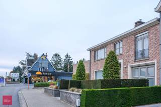 Inkomhal, toilet, vestiaire, bureel met ingemaakte kasten, living in parket met gashaard, kwalitatieve keuken (Miele-toestellen) met kookeiland,...