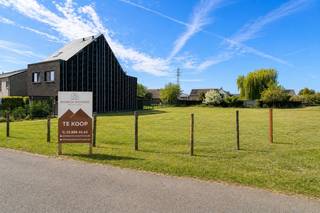 Droomt u van een moderne nieuwbouwwoning met een ruime tuin, maar ziet u op tegen de lange vergunningsprocedures? Dan is deze bouwgrond in de...