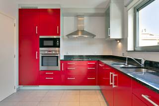 In dit recent, residentieel en rustig gelegen gebouw komt u op de tweede verdieping binnen in een mooi en goed onderhouden appartement...