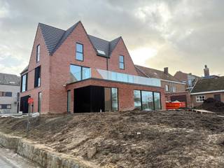 Laatste duplexappartement – Instapklaar en volledig afgewerkt!Oplevering lente 2026Ben je op zoek naar een ruim, energiezuinig duplexappartement te...