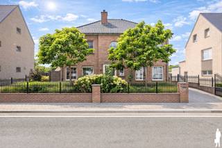 <strong><strong>Recente en centraal gelegen villa met o.a. 6 slaapkamers, dubbele garage, 2 badkamers, een volledig ingericht keuken en bijkeuken. Het geheel ligt op een perceel van ca. 610m², gelegen tussen het centrum van Lommel en de gerenomeerde Kattenboswijk. De woning van bouwjaar 1999 is zeer degelijk gebouwd en biedt alle comfort. Nabij scholen, openbaar vervoer en bovendien slechts op enkele autominuten van centrum Lommel en de Nederlandse grens. EPC-score van 233kWh/m²/jaar (energielabel C). Bovendien is ook de elektriciteit volledig conform en is de woning volledig asbestvrij.<br /><br /></strong></strong><u>Gelijkvloerse verdieping:<br /></u>Via de inkomhal met gastentoilet heeft u toegang tot de woonkamer, de keuken en de benedenslaapkamer met eigen badkamer. De benedenslaapkamer kan eenvoudig omgevormd worden tot kangoeroegedeelte en/of studio. Thans is deze ruimte ingericht als slaap- en (tweede) zitkamer. De hoofdleefruimte is verdeeld in een eetgedeelte (achteraan) en zithoek (vooraan) en geniet van veel natuurlijk daglicht door de grote raampartijen. Vanuit de leefruimte heeft u toegang tot de keuken. Deze keuken is geïnstalleerd met volgende kwaliteitstoestellen (allen Miele): gasvuur (Miele), heteluchtoven (Miele), koelkast met diepvries (Miele), vaatwas (Miele) en voldoende kastruimte. Aan de keuken bevindt zich een ruimte die dienst doet als wasplaats met wasmachine op hoogte en voldoende kastruimte en die tevens gebruikt word als bijkeuken met afzonderlijk gaspitvuur en een Siemens-oven.<br /><br /><u>Eerste verdieping<br /></u>De vaste houten trap in de inkomhal brengt u naar de eerste (en de tweede) verdieping. Hier bevinden zich 4 ruime slaapkamers en de badkamer met inloopdouche, een dubbele lavabo, een toilet en een ingebouwde sauna. In de nachthal en één van de slaapkamers bevinden zich tevens ingemaakte kasten.<br /><br /><u>Tweede verdieping<br /></u>De 2de verdieping is tevens te bereiken via de vaste trap en is opgedeeld in een 4de slaapkamer en bovendien 2 ruime kamers die dienst doen als opslagplaats / bergzolder.<br /><br /><u>Buitengebeuren en kelder<br /></u>De woning heeft een oprit met poort aan de zijkant van de woning en een dubbele garage (2 standplaatsen). Het ruime terras geeft uit op de private tuin, ideaal georiënteerd op het westen. U vindt in de voor- en achtertuin onder meer hortensia's, siergrassen, een vijgenboom en voldoende buitenstaplaats voor wagens. De woning is volledig onderkelder met een riante kelder op stahoogte.<br /><br /><u>Bijzonderheden:<br /></u>- EPC van 233 kWh/m²/jaar: <strong>label C</strong><br />- <strong>Geen asbest</strong> en <strong>conforme elektrische keuring</strong><br />- Bewoonbare oppervlakte van 259m² exclusief de kelder<br />- De woning is zeer degelijk en zorgvuldig gezet (voor eigen bewoning)<br />- Buitenschrijnwerk in aluminium, met overal dubbele HR-beglazing<br />- Centrale verwarming op stookolie met radiatoren (jaar ketel: 2000)<br />- <strong>Gas ligt reeds in de woning!</strong><br />- Gunstige ligging op wandelafstand van centrum, scholen en openbaar vervoer<br />- Gunstige ligging op wandel- en fietsafstand van natuur in Kattenboswijk<br />- Meer dan voldoende <strong>parkeermogelijkheden</strong><br />- Tuin op het westen: mogelijkheden tot aanleg groenvoorziening