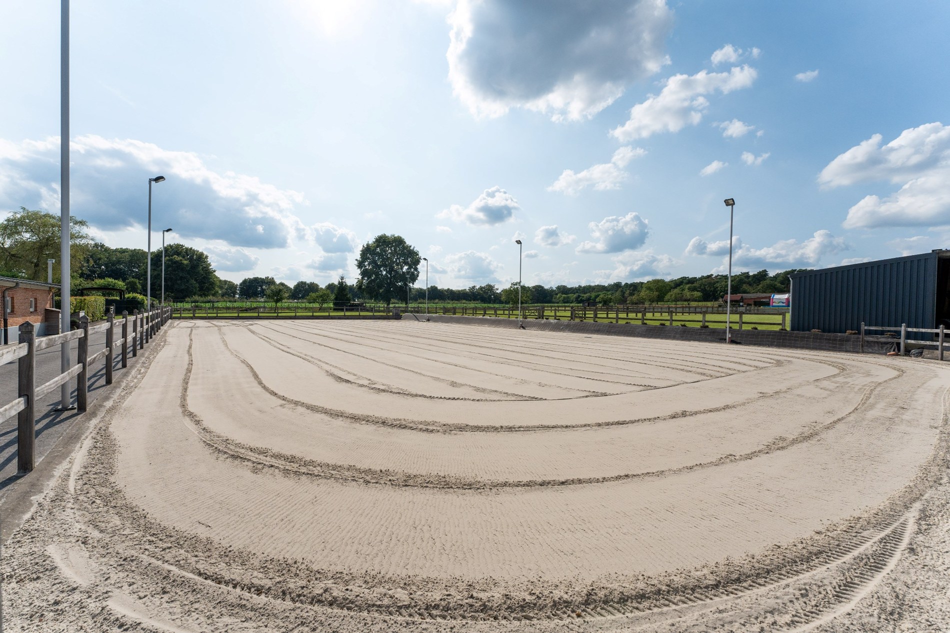 Landhuis met 8 stallen en piste op ca. 25747m2 te Heusden-Zolder. - foto 2