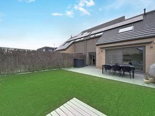 <p>Recente energiezuinige woning in een kindvriendelijke buurt, bestaande uit een inkomhal met afzonderlijk toilet, gezellige leefruimte met eet-en zithoek (parket) en afzonderlijke bureauruimte, volledig uitgeruste keuken, ruime garage/wasplaats met ingemaakte kasten en een zuidgerichte tuin met groot terras (met zonneluifel).</p>
<p>Op het 1<sup>ste</sup> verdiep zijn 3 ruime slaapkamers, dressing en ingerichte badkamer (inloopdouche, ligbad, dubbele lavabo en toilet) en ruime bergzolder.</p>
<p></p>
<p>Extra troeven:</p>
<ul>
<li>Energiezuinig (zonnepanelen)</li>
<li>Conforme keuring elektriciteit</li>
<li>Cv op gas en dubbele beglazing (PVC)</li>
<li>Private oprit en ruime garage</li>
<li>In de nabijheid van scholen, winkels, openbaar vervoer</li>
<li>Instapklaar</li>
<li>Dichtbij speelplein</li>
</ul>
<p></p>
<p>Deze woning is te koop ZONDER makelaar via het concept van Smart Houses! Wenst U verdere inlichtingen of bezoek? Contacteer rechtstreeks de eigenaar via 0477/76.86.57.</p>
<p></p>