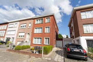 Gerenoveerd hoekappartement.Op de eerste verdieping van een verzorgd gebouw bevindt zich dit volledig gerenoveerde hoekappartement (2021). Bij het...