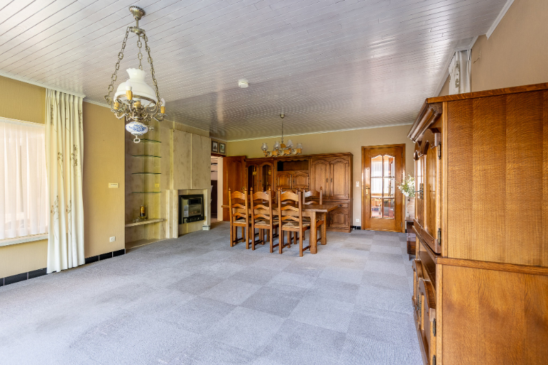 Ruime woning met tuin, 2 garages en 4 slaapkamers. - foto 4