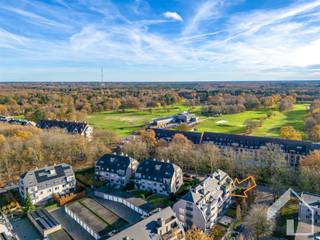 Instapklaar luxe appartement op de tweede verdieping (met lift) bestaande uit een inkomhal op authentieke blauwe hardsteen, gastentoilet,...