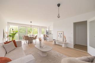 <p><span>Op zoek naar een instapklaar appartement waar licht, rust en comfort centraal staan? Dan zit je hier helemaal goed. Dit stijlvol gerenoveerde appartement op de vierde verdieping combineert een warme, hedendaagse afwerking met een slimme indeling en een topligging vlak bij het Te Boelaerpark. Grote raampartijen, een zuidgericht balkon en kwalitatieve materialen maken dit een plek waar je je meteen thuis voelt.</span></p><p><span>Strak, warm &amp; lichtrijk</span></p><p><span>Via de inkomhal met ingemaakte vestiairekast kom je binnen in de ruime leefruimte, waar het natuurlijke licht dankzij de grote ramen mooi binnenvalt. De zuidoriëntatie zorgt hier de hele dag voor een aangename sfeer. Je hebt meer dan voldoende plaats voor een gezellige zithoek én een grote eettafel, met aansluitend toegang tot het balkon. De doorlopende pvc-vloer met parketlook geeft het appartement een warme, rustige uitstraling.</span></p><p><span>De open keuken sluit mooi aan op de leefruimte en werd strak afgewerkt met witte, greeploze kasten en een werkblad in natuursteenlook. Het kookeiland vormt het hart van de keuken en maakt het extra gezellig om samen te koken of te aperitieven. Je hebt hier een inductievuur met ingewerkte dampkap, oven, microgolf, vaatwasser en een grote koelkast met diepvries. Naast de keuken bevindt zich nog een aparte berging, handig voor extra voorraad en huishoudtoestellen.</span></p><p><span>Rustige kamers &amp; hedendaags comfort</span></p><p><span>Achteraan liggen de twee volwaardige slaapkamers, allebei rustig gelegen en genietend van een open zicht dankzij de vierde verdieping. De master bedroom is ruim en licht, terwijl de tweede kamer perfect dienst kan doen als kinder-, logeer- of bureaukamer. Ook hier werd gekozen voor dezelfde mooie pvc-vloer met parketlook. Extra comfortabel: beide kamers beschikken over airconditioning.</span></p><p><span>De badkamer werd modern en tijdloos ingericht met een grote inloopdouche in geribbeld glas, een dubbel lavabomeubel met verlichte spiegel en een handdoekradiator. Verder heb je nog een aparte wasruimte én een afzonderlijk gastentoilet.</span></p><p><span>Groen wonen vlak bij de stad</span></p><p><span>Je woont hier in een rustige, residentiële buurt vlak bij het Te Boelaerpark, een geliefde groene plek om te wandelen, sporten of ontspannen. Supermarkt Delhaize ligt om de hoek en ook openbaar vervoer bevindt zich vlakbij. Dankzij de nabijheid van de Ring en Singel ben je bovendien snel onderweg in en uit de stad. Fietsers zitten hier extra goed, met een velostation en een gemeenschappelijke fietsenstalling in het gebouw. Extra praktisch: een afgesloten garagebox/autostaanplaats is optioneel aan te kopen (20.000). </span></p>