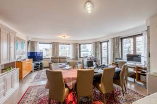 Dit ruime appartement op de <strong>2de verdieping</strong> biedt een unieke kans om te genieten van het bruisende leven in het hart van Sint-Niklaas. <br /><br />Bij het betreden van het appartement wordt u verwelkomd in een inkomhal met <strong>vestairekast</strong> en gastentoilet. <strong>De ruime leefruimte</strong> biedt voldoende ruimte voor diverse zithoeken en een eetgedeelte. De aparte keuken is praktisch ingericht en wordt vergezeld door een handige berging. De keuken biedt tevens toegang tot een klein, gezellig terras aan de straatkant.<br />Het appartement beschikt over <strong>twee comfortabele slaapkamers, </strong>waarvan één een <strong>ensuite douchekamer</strong> heeft. De<strong> tweede badkamer</strong> is voorzien van een ligbad, een toilet en een dubbele lavabo. Verder biedt dit appartement praktische extra's, zoals een kelder op de -1 verdieping voor extra opslagruimte en een fietsenberging om uw fiets veilig en handig op te bergen.<br /><br />Huurprijs:<strong> 900 EUR/maand + 100 EUR/maand provisie algemene kosten</strong><br />Beschikbaar vanaf<strong> 01/05/2026</strong><br /><em>Tellers voor water, gas en elektriciteit zijn individueel</em><br /><br />Er is een mogelijkheid tot huren van een ondergrondse autostaanplaats <strong>voor 75 EUR/maand. </strong><br /><br />Voor meer info of een bezoek stuur een mail naar <strong>hdb@claves.be </strong>of <strong>bel Hugo op het nummer: 0475/94.43.07</strong>