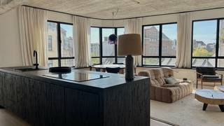 Dit gemeubeld tweeslaapkamerappartement geniet van een uiterst centrale ligging in de kern van het historisch centrum en als het ware in de tuin van ‘Antwerpens Mooiste’.<br /><br />Omringd door de Groenplaats en de Grote Markt en een prachtig zicht op de Onze-Lieve-Vrouwekathedraal, de trots van onze metropool.<br /><br />Pal in het authentieke en pittoreske hart van Antwerpen. Tal van gezellige bars, lekkere restaurants, shoppingcentra en trendy winkels alsook tal van andere ‘hotspots’ vindt u in de onmiddellijke omgeving en zijn vlot te voet bereikbaar. De voornaamste metrolijnen liggen eveneens op wandelafstand.<br /><br />Het appartement heeft recent een totaalrenovatie ondergaan en ligt op de eerste verdieping van een kleinschalige residentie.<br /><br />Dankzij de hoekligging en de vele raampartijen baadt het in licht, wat voor een aangenaam ruimtelijk gevoel zorgt.<br /><br />U komt binnen via de inkomhal met gastentoilet en kastenwand met originele deurelementen, die voor veel bergruimte zorgt. Dit geeft het geheel een uniek en authentiek karakter. Doorheen het appartement ligt een mooie massieve parketvloer.<br /><br />De leefruimte is open en licht met aansluitend de open keuken met kookeiland. Deze is spiksplinternieuw en volledig geïnstalleerd met moderne toestellen en voorzien van dubbele spoelbak, vaatwasser, koelkast met vriesvak, combi-oven en inductiekookplaat met ingebouwde afzuiging.<br /><br />Ruime masterbedroom met dressingwand. Luxueuze en suite badkamer met ruime inloopdouche en dubbel lavabomeubel, dit alles in een klassevolle marmerlook.<br /><br />De tweede slaapkamer heeft eveneens een kastenwand waarin een lavabomeubel netjes is weg gewerkt met aansluitend een inloopdouche. Deze ruimte kan ook gebruikt worden als apart bureau.<br /><br />Aparte berging met was- droogautomaat.<br /><br />Gemeenschappelijke lasten: 100 Euro.<br />De nutsvoorzieningen (gas, water en elektriciteit) 200 Euro per maand.<br /><br />Onmiddellijk beschikbaar.