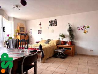 Het appartement heeft de volgende indeling: Men komt binnen via de inkomhal met het apart toilet. Van hieruit kan men naar de living (tegels;...