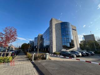 Uitstekend gelegen kantoorruimte van 738 m² te huur langs de N60, met een snelle verbinding naar de E40 op slechts 1 km afstand, evenals...