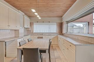 Deze gelijkvloerse woning met 3 slaapkamers, is gelegen in een rustige straat te Dessel op fietsafstand van het centrum.De woning is gelegen op een...