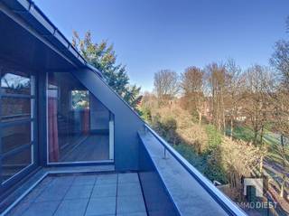 <p><span>Mooi ruim appartement op de 2de verdieping gelegen op wandelafstand van het Centrum van Diest met 2 slaapkamers, woonkamer met mezzanine en zicht op het stadspark Cerckel. Het appartement is afgewerkt met luxueuze materialen en voorzien van een kelder en ondergrondse garagebox voor 2 wagens.</span></p><p><span>Indeling:</span><span><br /></span><span>- Inkom </span><span><br /></span><span>- Toilet</span><span><br /></span><span>- Ruime woonkamer met mezzanine waardoor er extra leefruimte in de woonkamer wordt gecreëerd</span><span><br /></span><span>- Volledig ingerichte keuken </span><span><br /></span><span>- Terras</span><span><br /></span><span>- 2 slaapkamers</span><span><br /></span><span>- 1 badkamer met dubbele lavabo, ligbad, douchecel en extra toilet</span><span><br /></span><span>Kelder</span><span>:</span><span><br /></span><span>- Garagebox waar 2 wagens geparkeerd kunnen worden met aansluitend kelder</span><span><br /></span><span>Pluspunten</span><span>:</span><span><br /></span><span>- Zeer rustige ligging In het centrum van Diest</span><span><br /></span><span>- Dichtbij station</span><span><br /></span><span>- Op wandelafstand van winkels, horeca, scholen, openbaar vervo</span><span>er</span><span><br /></span><span>- Prachtig zicht op het stadspark Cerckel</span></p><p><span>Dit appartement is ook voorzien van zonnepanelen.</span></p><p><span>De huurprijs bedraagt € 1.150 + € 60 gemeenschappelijke kosten.</span><span><br /><br /></span><span>Wilt u deze woning graag bezoeken? Dat kan!</span><span><br /></span><span>Vul de kandidaatstelling in op Immodiest.be (onder te huur - > Refugiestraat 10 A3 - 3290 Diest ->Oranje knop -> 'Huuraanvraag')</span><span><br /></span><span>Van zodra wij deze informatie ontvangen hebben, nemen wij contact met u op.</span></p><p><span> </span></p>