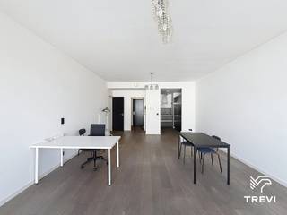 <strong>UCCLE: In de wijk Fort-Jaco en dicht bij alle voorzieningen, appartement met 1 slaapkamer van +/-79 m² in een recent gebouw, gelegen op de 2e verdieping met lift. De indeling is als volgt: inkomhal, woonkamer van ±35 m², een terras van ±5 m² op het oosten, ingerichte keuken (oven, kookplaten, afzuigkap, koelkast, diepvriezer en vaatwasser), wasruimte, toilet, slaapkamer van ±12 m² met aangrenzende badkamer en een kelder. Parkeerplaatsen beschikbaar tegen een meerprijs van 100 € per maand. Kosten: Vastgoedkosten van 130 €/maand, inclusief gemeenschappelijke kosten en de verzekering tegen aansprakelijkheid. EPC C+. Beschikbaar vanaf 01/12/2026.</strong><br /><br /><br /><span>Op de 2e verdieping met lift:</span><br /><br /><br />- Inkomhal<br />- Woonkamer +/-35m²<br />- Terras van +/- 5 m² op het oosten<br />- Ingerichte keuken (oven, kookplaten, afzuigkap, koelkast, diepvriezer en vaatwasser)<br />- Wasruimte<br />- WC<br />- Slaapkamer van +/- 12 m² met aangrenzende badkamer<br /><br />Kelder n°2<br /><br />Parkeerplaatsen beschikbaar voor 100€/maand extra, niet verplicht.